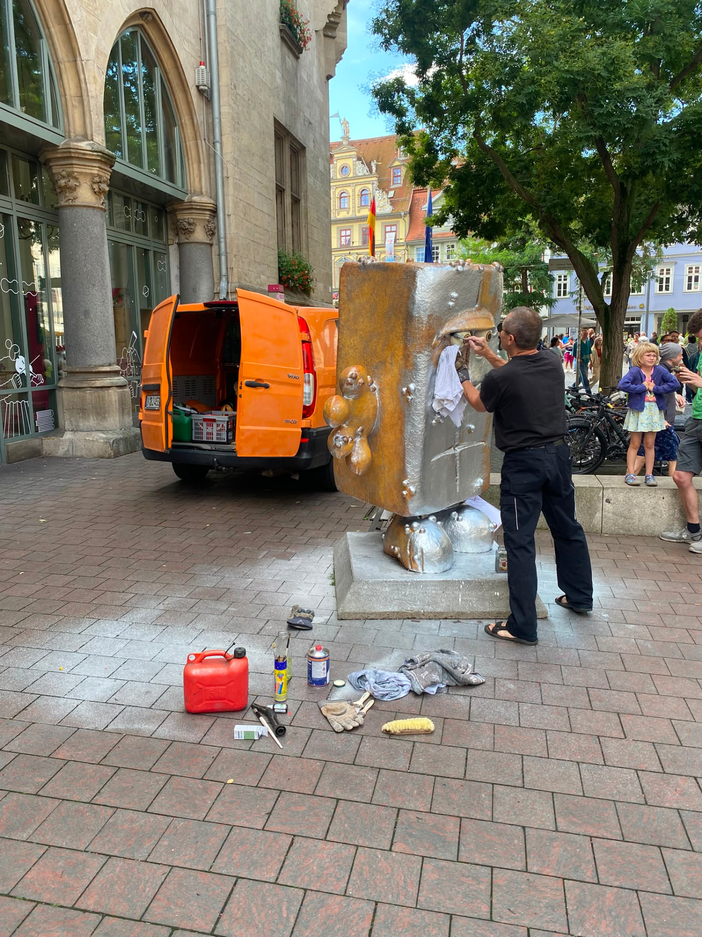 Reinigungsfachkraft entfernt Graffiti vom Gesicht der Bernd das Brot Statue in Erfurt