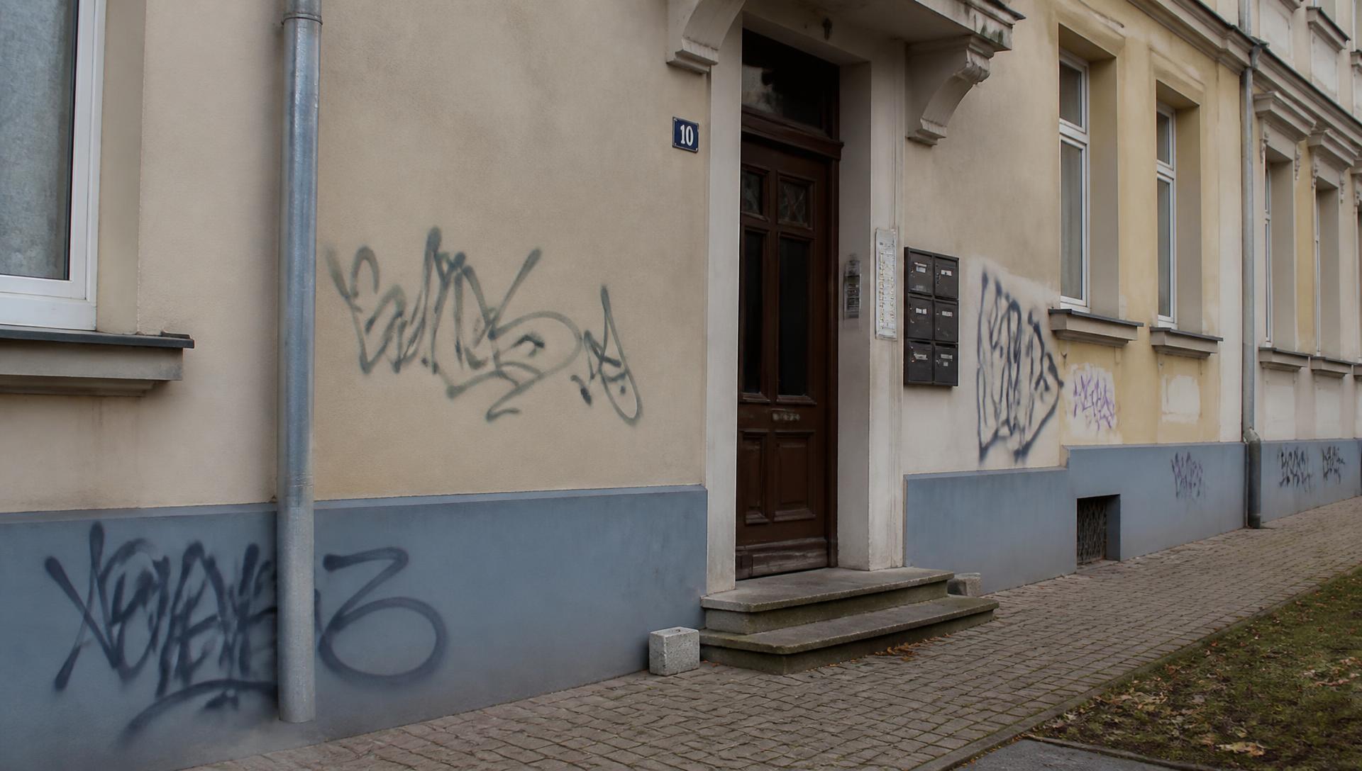 Graffiti an einem von einer Hausverwaltung betreuten Mehrfamilienhaus