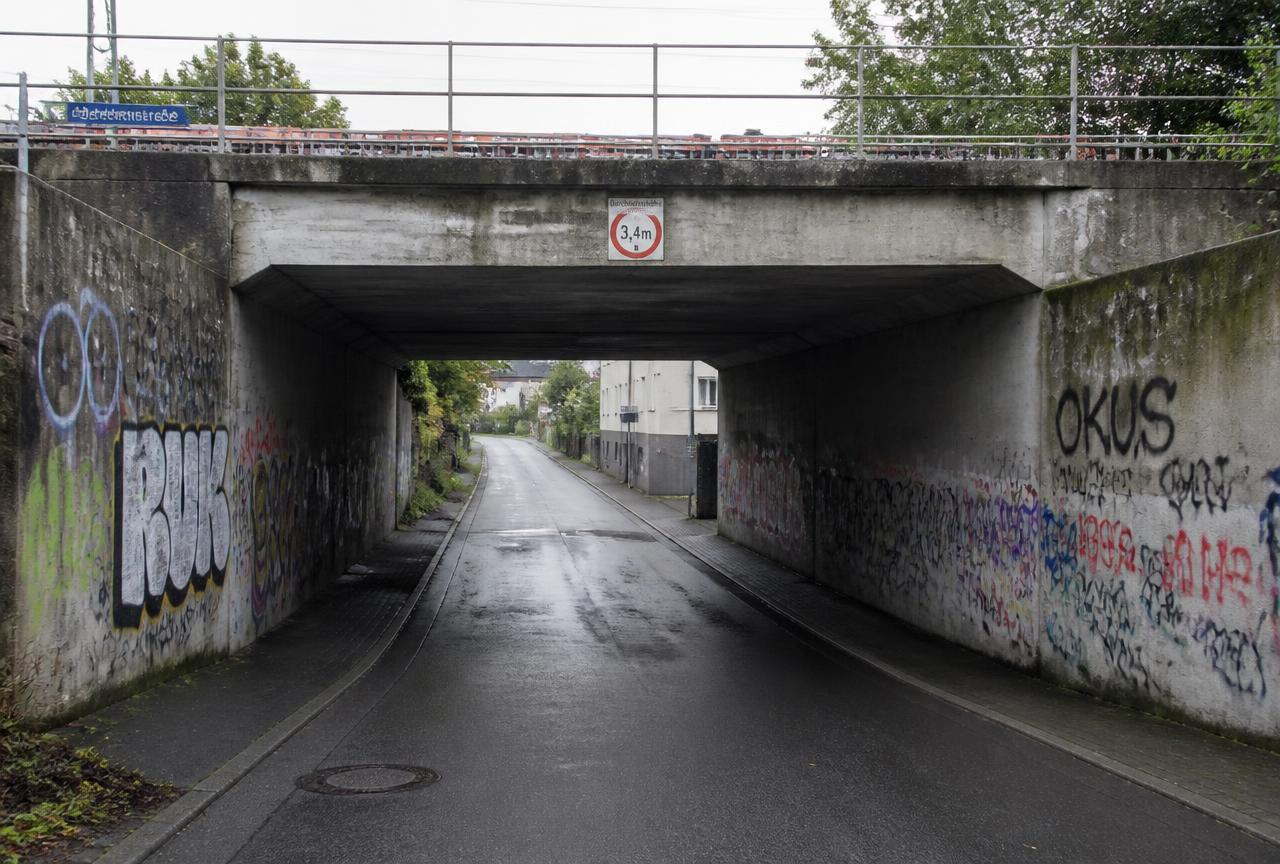 Mit Graffiti überzogene Betonwände einer Bahnunterführung in einer thüringischen Stadt